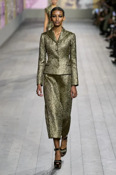 Look 27